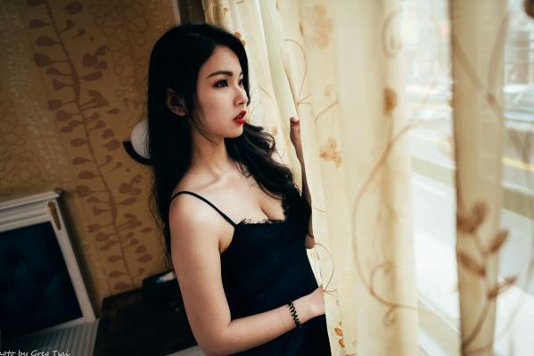    宓凌 - 旅拍私房照，蕾丝吊带黑裙与红玫瑰的诱惑，气质女神酒店唯美大片 [170P]第41张图片