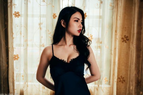    宓凌 - 旅拍私房照，蕾丝吊带黑裙与红玫瑰的诱惑，气质女神酒店唯美大片 [170P]第42张图片