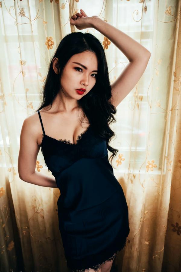    宓凌 - 旅拍私房照，蕾丝吊带黑裙与红玫瑰的诱惑，气质女神酒店唯美大片 [170P]第43张图片