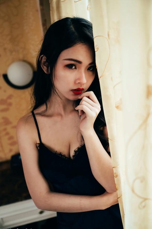    宓凌 - 旅拍私房照，蕾丝吊带黑裙与红玫瑰的诱惑，气质女神酒店唯美大片 [170P]第46张图片