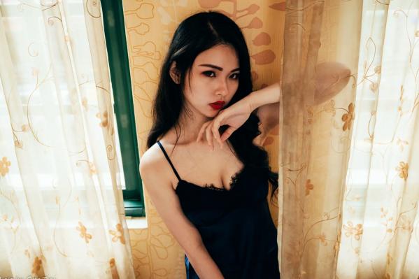    宓凌 - 旅拍私房照，蕾丝吊带黑裙与红玫瑰的诱惑，气质女神酒店唯美大片 [170P]第51张图片