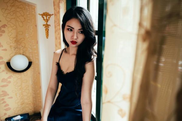    宓凌 - 旅拍私房照，蕾丝吊带黑裙与红玫瑰的诱惑，气质女神酒店唯美大片 [170P]第59张图片