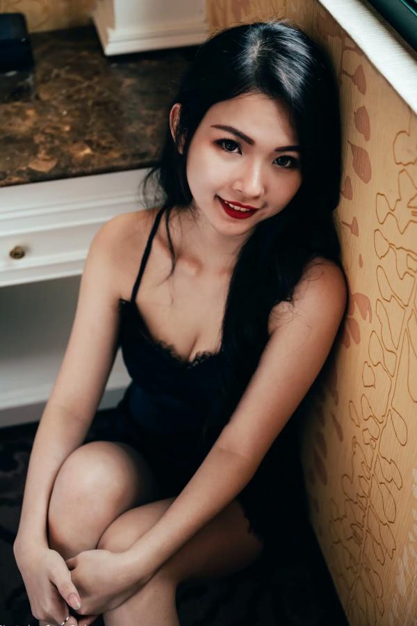    宓凌 - 旅拍私房照，蕾丝吊带黑裙与红玫瑰的诱惑，气质女神酒店唯美大片 [170P]第63张图片