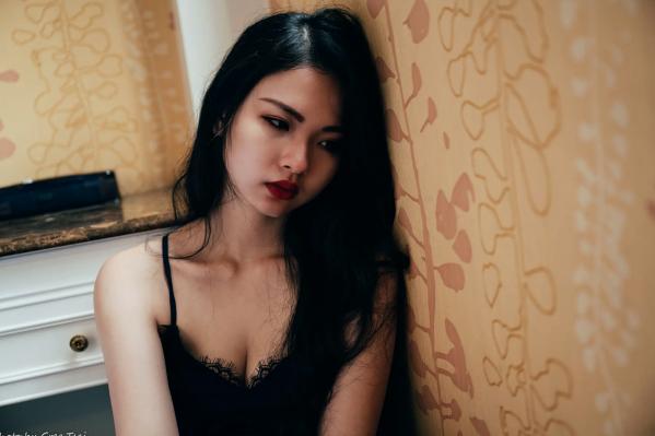    宓凌 - 旅拍私房照，蕾丝吊带黑裙与红玫瑰的诱惑，气质女神酒店唯美大片 [170P]第66张图片