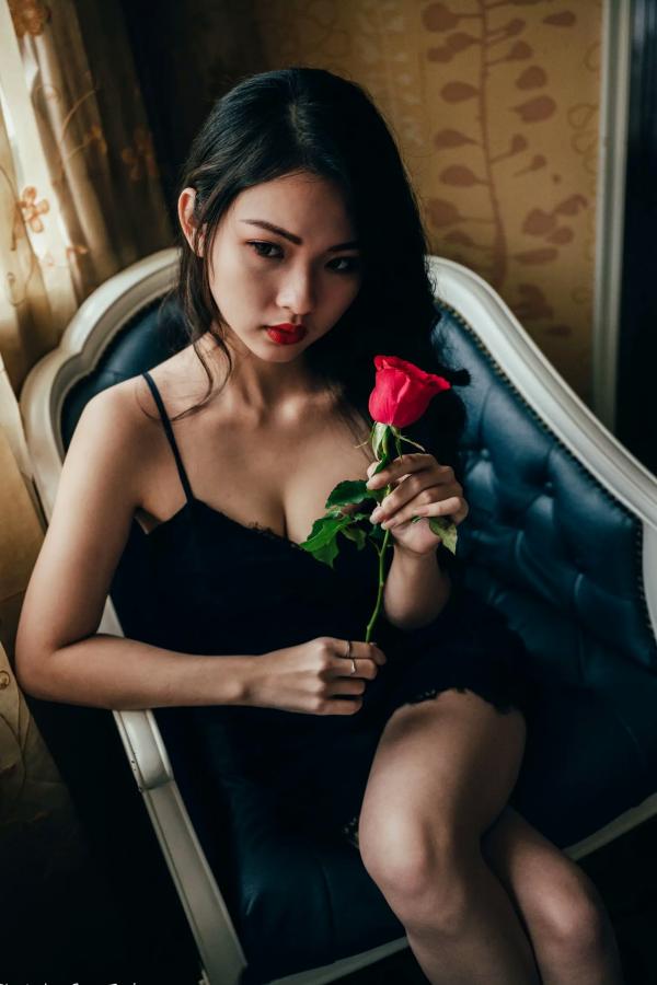    宓凌 - 旅拍私房照，蕾丝吊带黑裙与红玫瑰的诱惑，气质女神酒店唯美大片 [170P]第68张图片