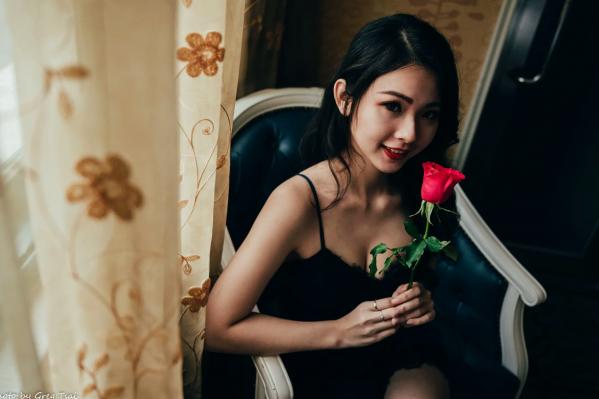    宓凌 - 旅拍私房照，蕾丝吊带黑裙与红玫瑰的诱惑，气质女神酒店唯美大片 [170P]第69张图片