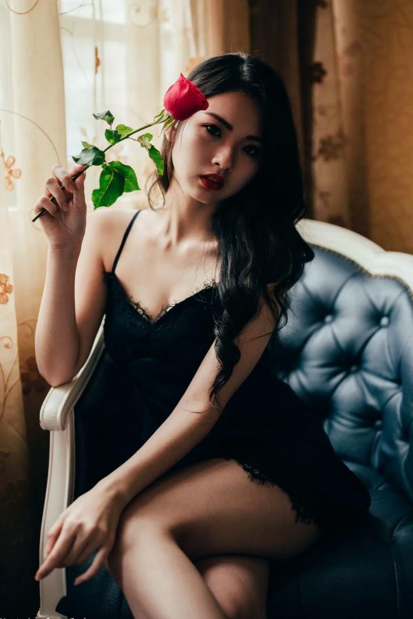   宓凌 - 旅拍私房照，蕾丝吊带黑裙与红玫瑰的诱惑，气质女神酒店唯美大片 [170P]第72张图片