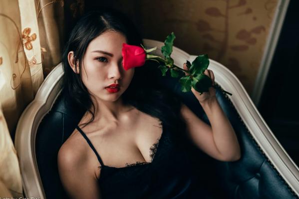    宓凌 - 旅拍私房照，蕾丝吊带黑裙与红玫瑰的诱惑，气质女神酒店唯美大片 [170P]第78张图片
