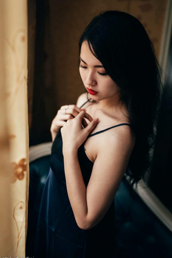    宓凌 - 旅拍私房照，蕾丝吊带黑裙与红玫瑰的诱惑，气质女神酒店唯美大片 [170P]第80张图片