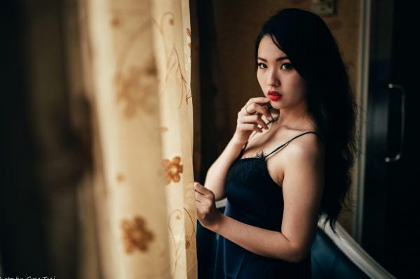    宓凌 - 旅拍私房照，蕾丝吊带黑裙与红玫瑰的诱惑，气质女神酒店唯美大片 [170P]第81张图片
