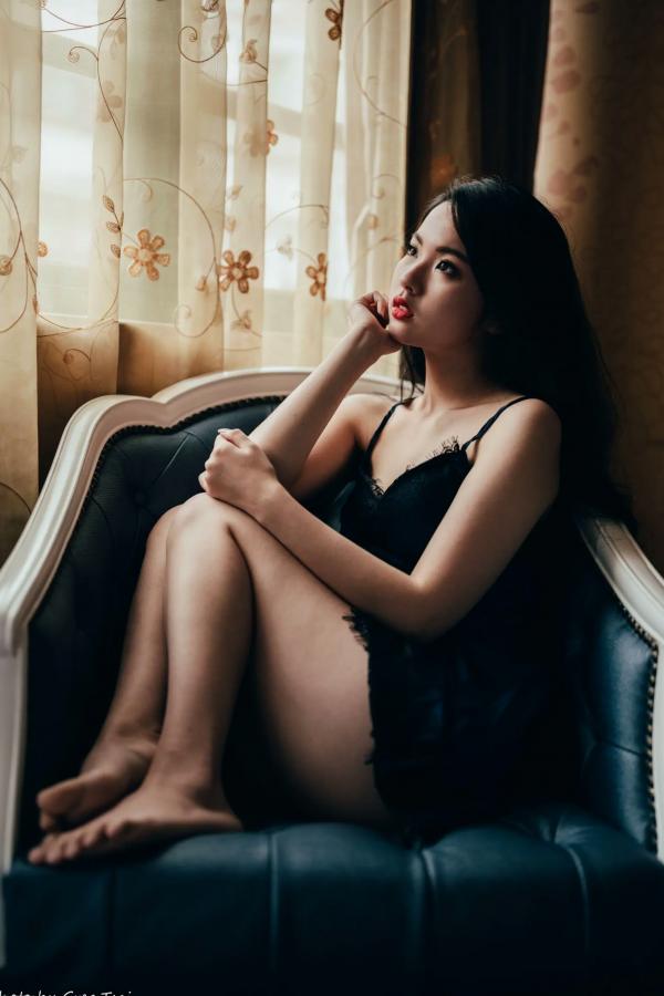    宓凌 - 旅拍私房照，蕾丝吊带黑裙与红玫瑰的诱惑，气质女神酒店唯美大片 [170P]第91张图片