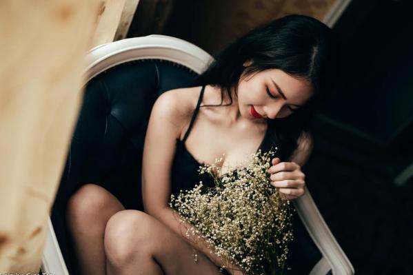    宓凌 - 旅拍私房照，蕾丝吊带黑裙与红玫瑰的诱惑，气质女神酒店唯美大片 [170P]第95张图片