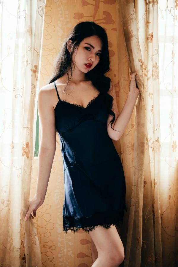    宓凌 - 旅拍私房照，蕾丝吊带黑裙与红玫瑰的诱惑，气质女神酒店唯美大片 [170P]第96张图片