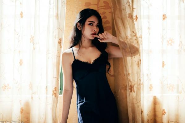    宓凌 - 旅拍私房照，蕾丝吊带黑裙与红玫瑰的诱惑，气质女神酒店唯美大片 [170P]第97张图片