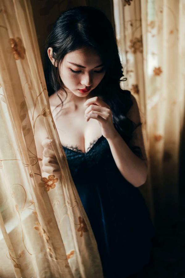    宓凌 - 旅拍私房照，蕾丝吊带黑裙与红玫瑰的诱惑，气质女神酒店唯美大片 [170P]第99张图片