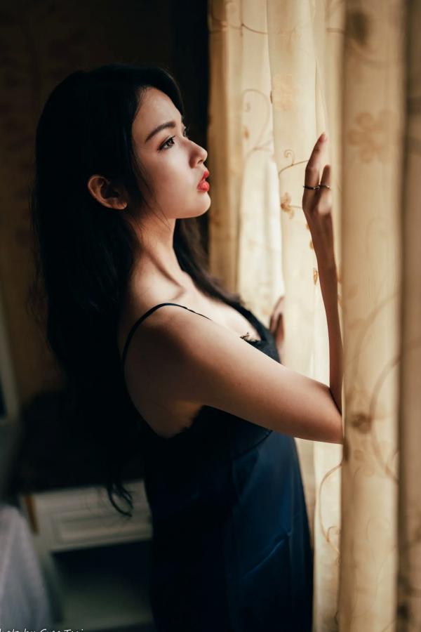    宓凌 - 旅拍私房照，蕾丝吊带黑裙与红玫瑰的诱惑，气质女神酒店唯美大片 [170P]第102张图片