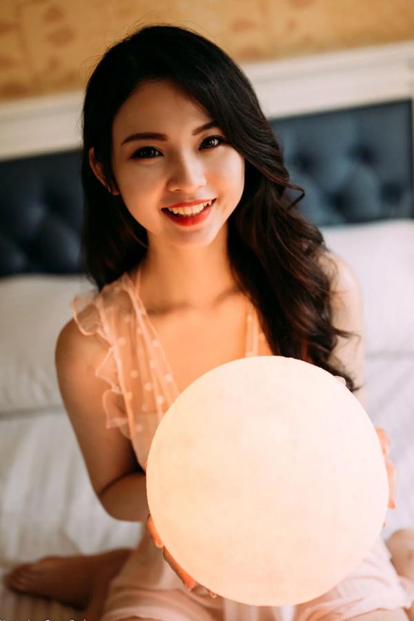    宓凌 - 旅拍私房照，蕾丝吊带黑裙与红玫瑰的诱惑，气质女神酒店唯美大片 [170P]第108张图片
