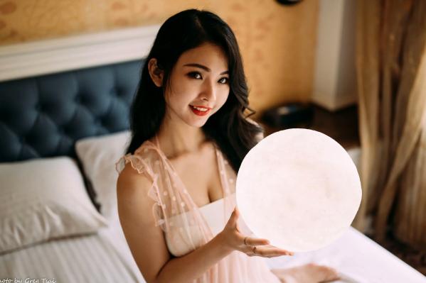   宓凌 - 旅拍私房照，蕾丝吊带黑裙与红玫瑰的诱惑，气质女神酒店唯美大片 [170P]第109张图片