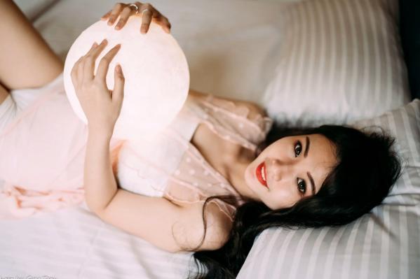    宓凌 - 旅拍私房照，蕾丝吊带黑裙与红玫瑰的诱惑，气质女神酒店唯美大片 [170P]第114张图片