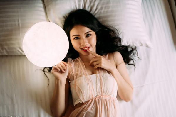    宓凌 - 旅拍私房照，蕾丝吊带黑裙与红玫瑰的诱惑，气质女神酒店唯美大片 [170P]第118张图片
