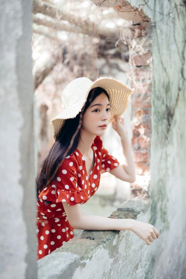    JVID模特辰辰户外写真：红白波点裙清纯动人，白色透明罩衫大胆演绎极致诱惑，私房拍摄新作第1张图片