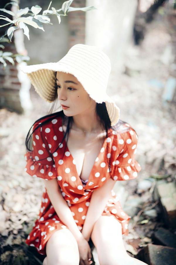    JVID模特辰辰户外写真：红白波点裙清纯动人，白色透明罩衫大胆演绎极致诱惑，私房拍摄新作第5张图片