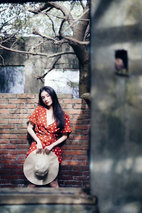    JVID模特辰辰户外写真：红白波点裙清纯动人，白色透明罩衫大胆演绎极致诱惑，私房拍摄新作第12张图片