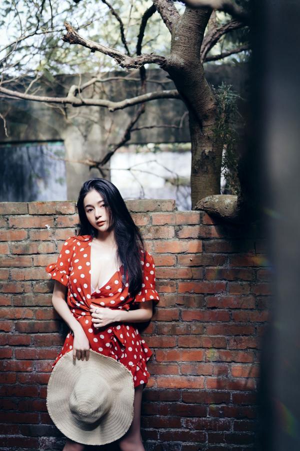    JVID模特辰辰户外写真：红白波点裙清纯动人，白色透明罩衫大胆演绎极致诱惑，私房拍摄新作第13张图片