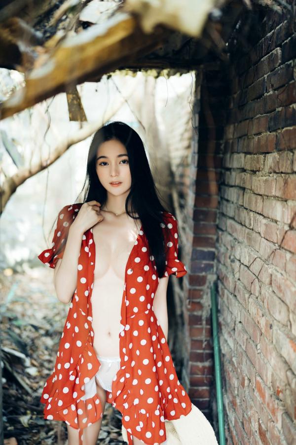    JVID模特辰辰户外写真：红白波点裙清纯动人，白色透明罩衫大胆演绎极致诱惑，私房拍摄新作第17张图片