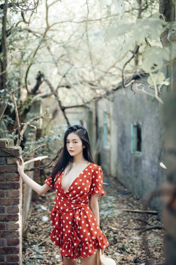   JVID模特辰辰户外写真：红白波点裙清纯动人，白色透明罩衫大胆演绎极致诱惑，私房拍摄新作第32张图片