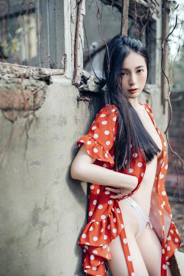    JVID模特辰辰户外写真：红白波点裙清纯动人，白色透明罩衫大胆演绎极致诱惑，私房拍摄新作第39张图片