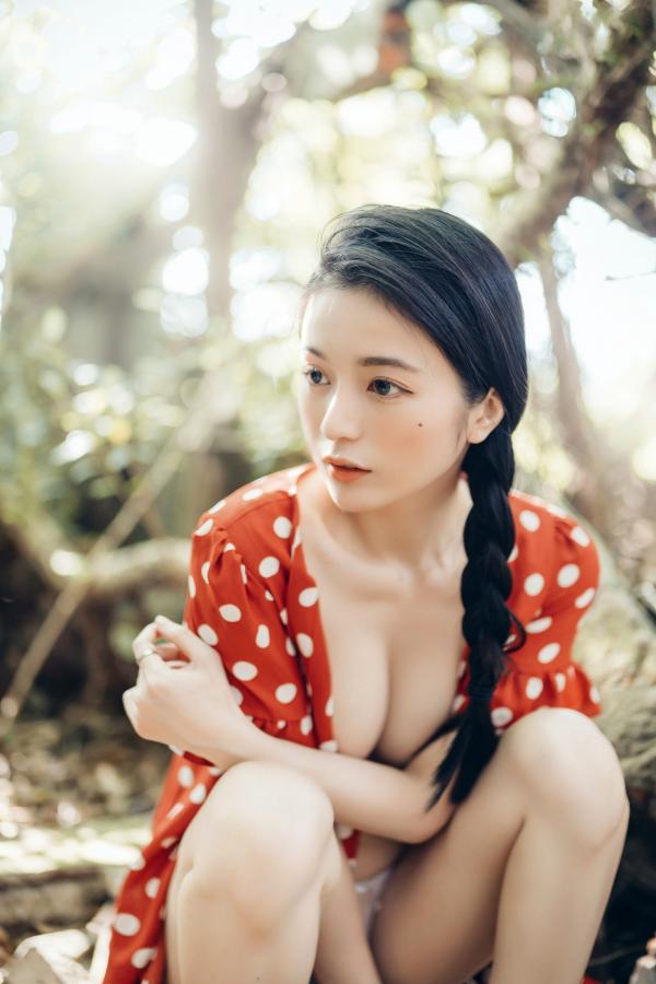    JVID模特辰辰户外写真：红白波点裙清纯动人，白色透明罩衫大胆演绎极致诱惑，私房拍摄新作第44张图片
