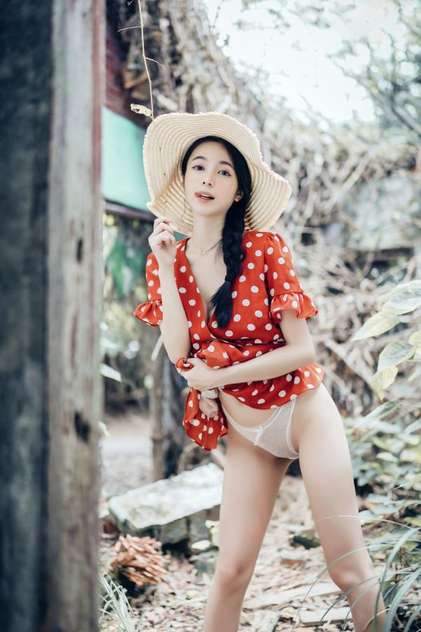    JVID模特辰辰户外写真：红白波点裙清纯动人，白色透明罩衫大胆演绎极致诱惑，私房拍摄新作第58张图片