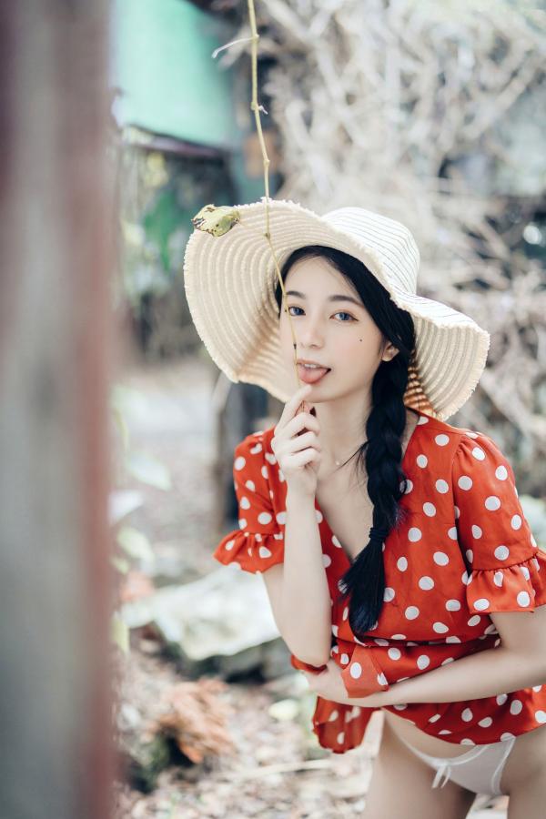    JVID模特辰辰户外写真：红白波点裙清纯动人，白色透明罩衫大胆演绎极致诱惑，私房拍摄新作第59张图片