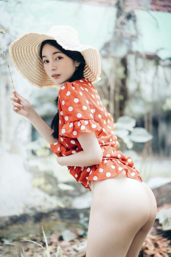    JVID模特辰辰户外写真：红白波点裙清纯动人，白色透明罩衫大胆演绎极致诱惑，私房拍摄新作第60张图片
