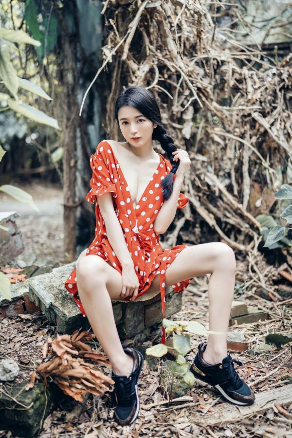    JVID模特辰辰户外写真：红白波点裙清纯动人，白色透明罩衫大胆演绎极致诱惑，私房拍摄新作第61张图片