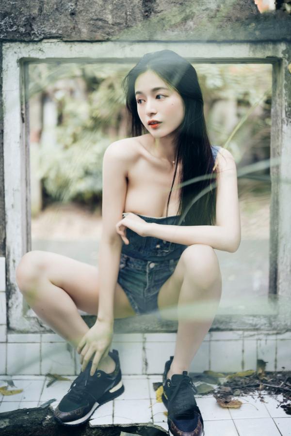    JVID模特辰辰户外写真：红白波点裙清纯动人，白色透明罩衫大胆演绎极致诱惑，私房拍摄新作第70张图片
