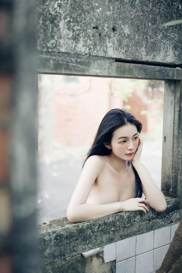    JVID模特辰辰户外写真：红白波点裙清纯动人，白色透明罩衫大胆演绎极致诱惑，私房拍摄新作第72张图片