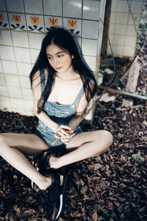    JVID模特辰辰户外写真：红白波点裙清纯动人，白色透明罩衫大胆演绎极致诱惑，私房拍摄新作第78张图片