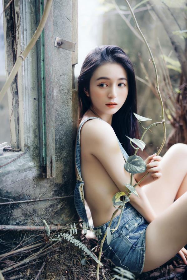    JVID模特辰辰户外写真：红白波点裙清纯动人，白色透明罩衫大胆演绎极致诱惑，私房拍摄新作第89张图片