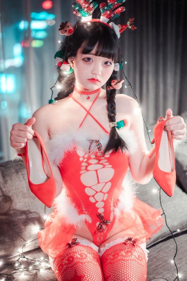    韩国美女Jenny-정제니-圣诞特辑2020私房写真：麋鹿装扮与红黑蕾丝内衣，展现极致身材比例第9张图片