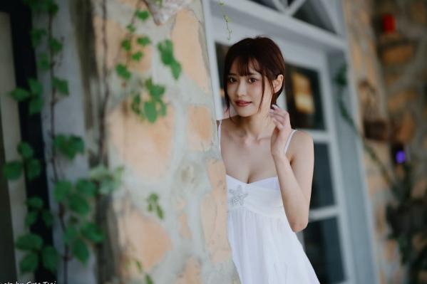    惠宁 - 富锦街清新气质写真，白色吊带长裙文艺少女，静谧时光优雅随拍 [93P]第5张图片