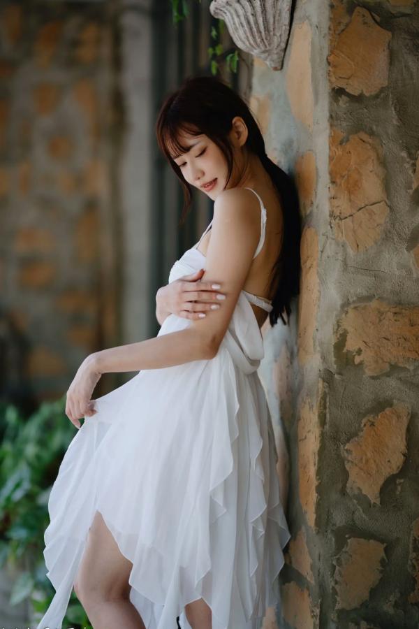    惠宁 - 富锦街清新气质写真，白色吊带长裙文艺少女，静谧时光优雅随拍 [93P]第7张图片