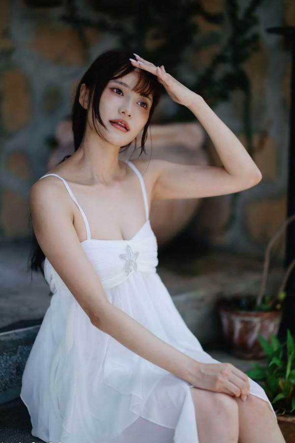    惠宁 - 富锦街清新气质写真，白色吊带长裙文艺少女，静谧时光优雅随拍 [93P]第13张图片