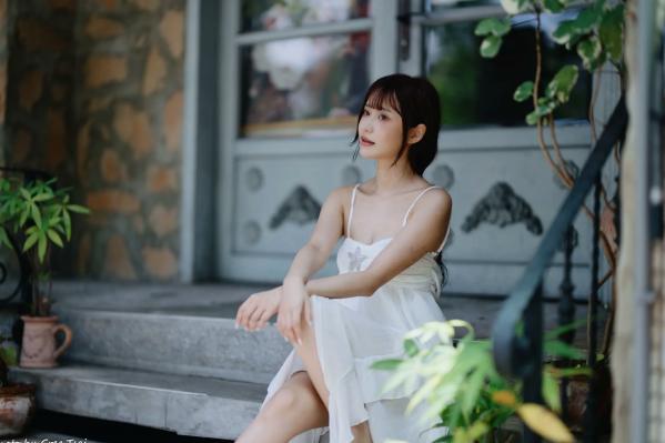    惠宁 - 富锦街清新气质写真，白色吊带长裙文艺少女，静谧时光优雅随拍 [93P]第15张图片
