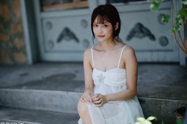    惠宁 - 富锦街清新气质写真，白色吊带长裙文艺少女，静谧时光优雅随拍 [93P]第16张图片