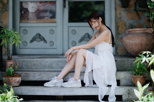    惠宁 - 富锦街清新气质写真，白色吊带长裙文艺少女，静谧时光优雅随拍 [93P]第17张图片