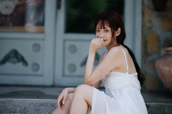    惠宁 - 富锦街清新气质写真，白色吊带长裙文艺少女，静谧时光优雅随拍 [93P]第18张图片