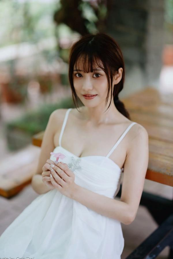    惠宁 - 富锦街清新气质写真，白色吊带长裙文艺少女，静谧时光优雅随拍 [93P]第24张图片