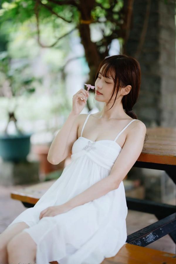    惠宁 - 富锦街清新气质写真，白色吊带长裙文艺少女，静谧时光优雅随拍 [93P]第25张图片